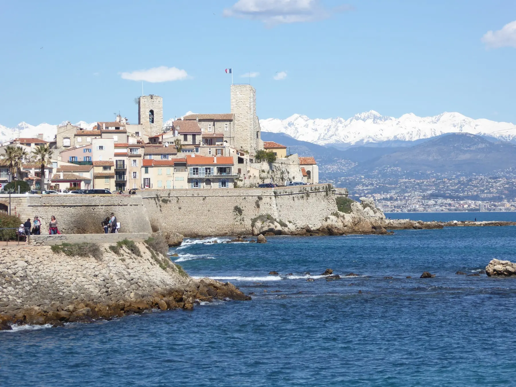 La vieille ville d’Antibes et ses remparts face à la mer, les Alpes enneigées à l’horizon