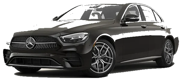 Mercedes Classe E noire, berline d’affaires vue de trois quarts avant