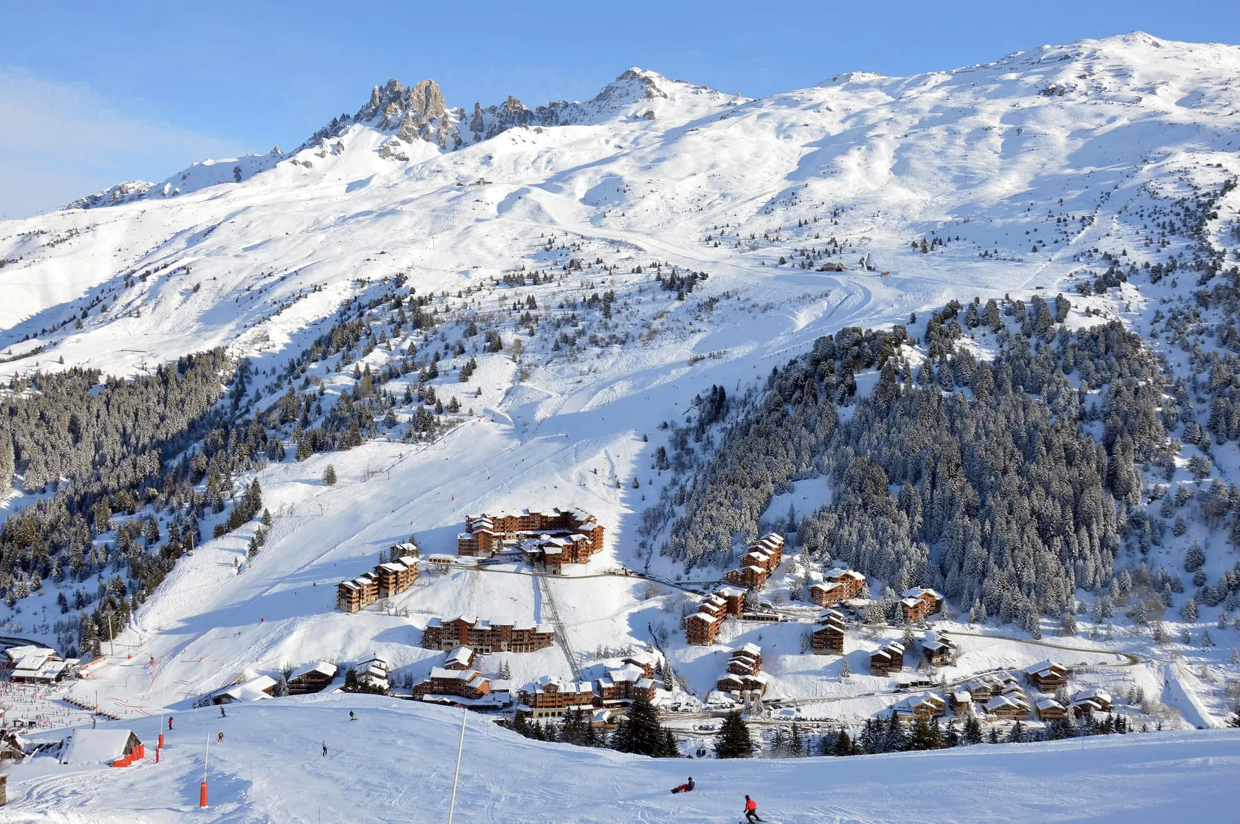 Le village de Méribel-Mottaret dans sa vallée enneigée, vu depuis les pistes