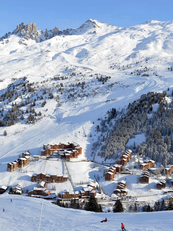 Le village de Méribel-Mottaret dans sa vallée enneigée, vu depuis les pistes