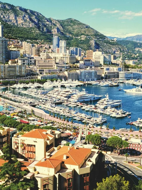 Port Hercule et les yachts de Monaco depuis les hauteurs