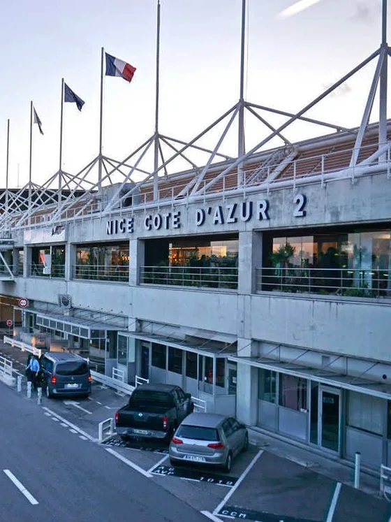 Terminal 2 de l’aéroport Nice Côte d’Azur au crépuscule