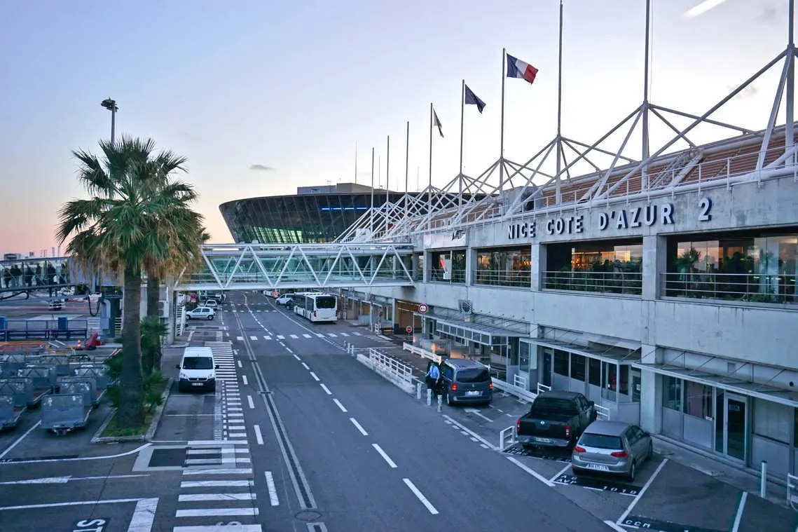 Terminal 2 de l’aéroport Nice Côte d’Azur au crépuscule