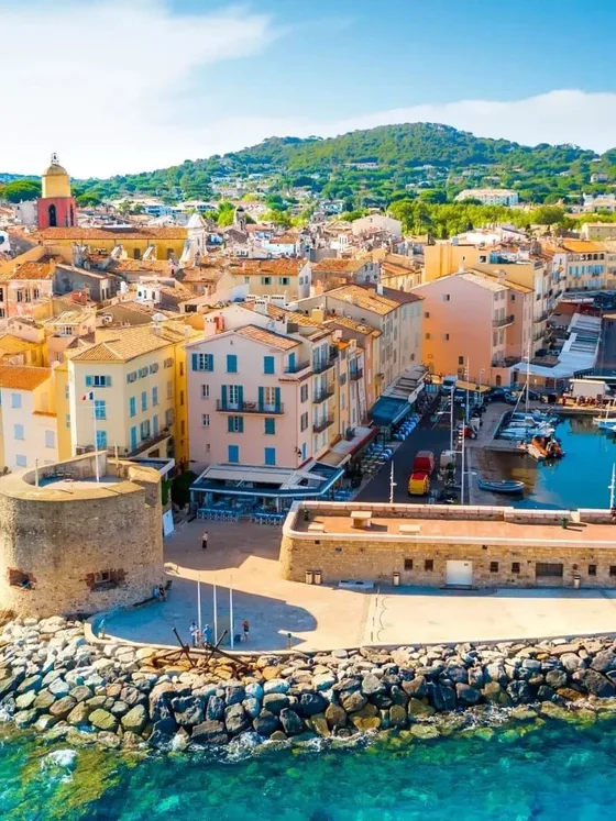 Le vieux port et la citadelle de Saint-Tropez vus du ciel