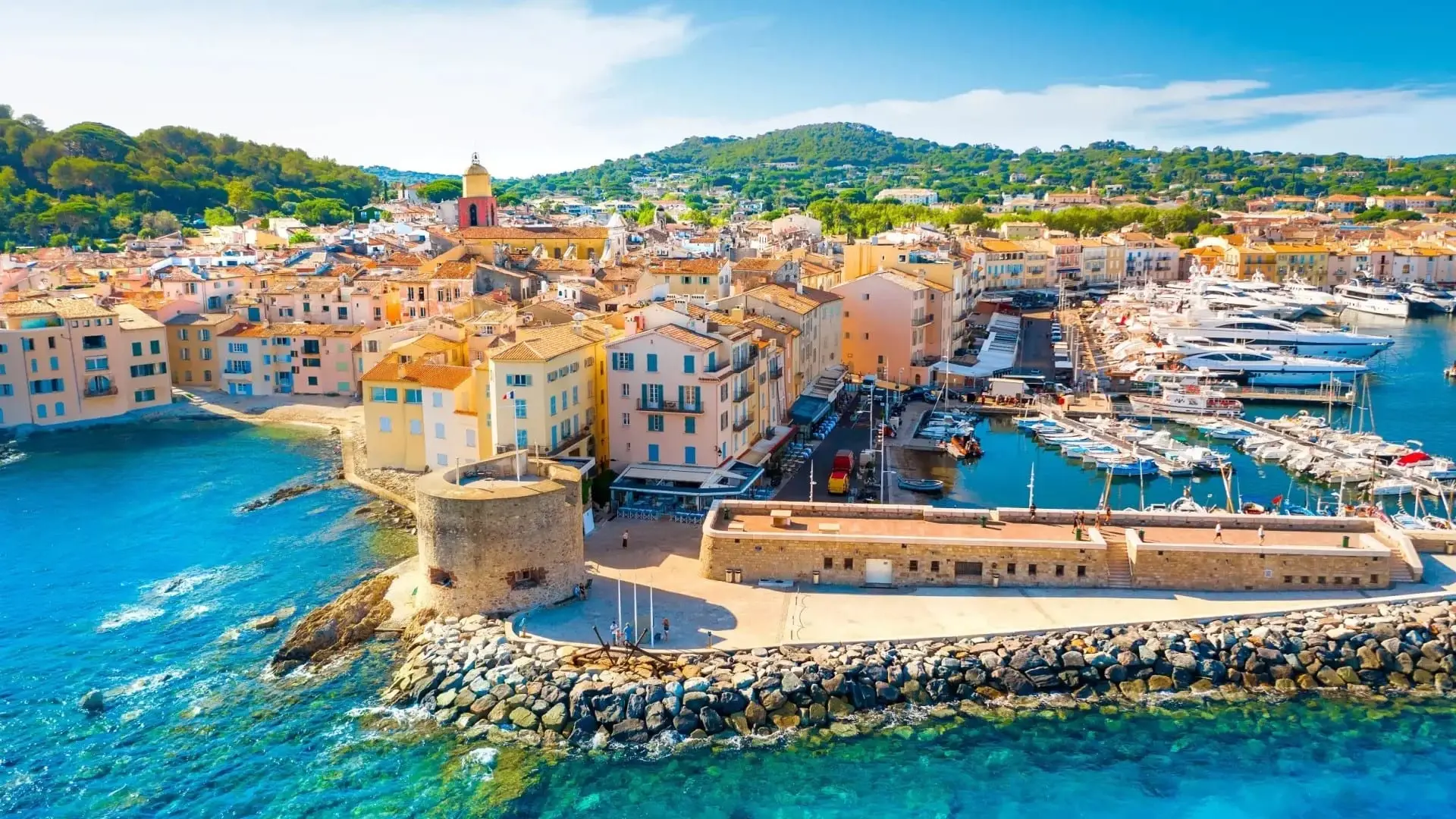 Le port de Saint-Tropez et sa citadelle vus du ciel