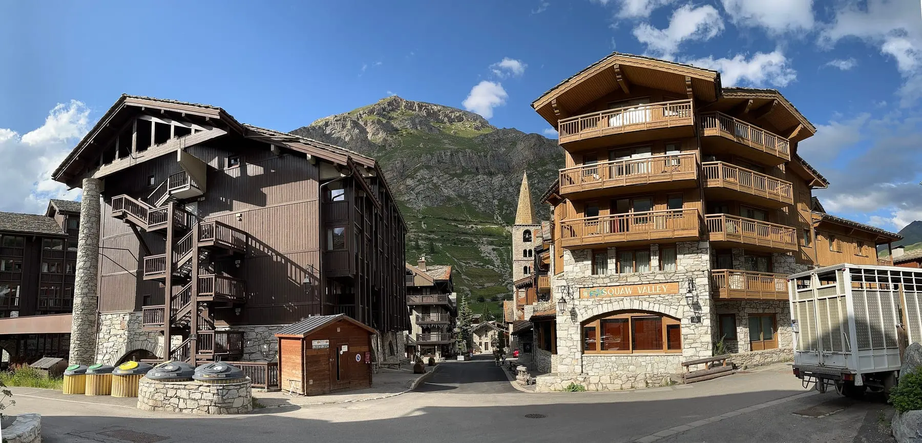 Les chalets et le clocher de Val d’Isère au pied des montagnes