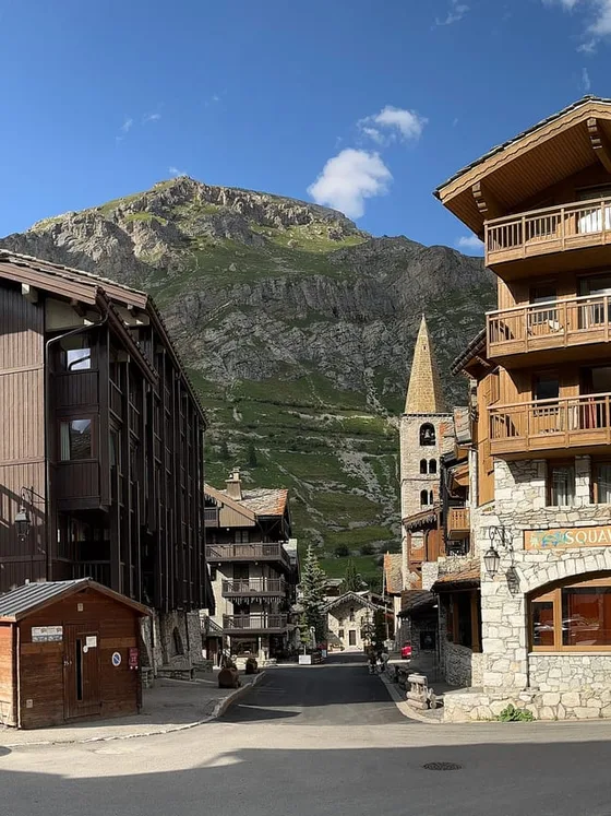 Les chalets et le clocher de Val d’Isère au pied des montagnes