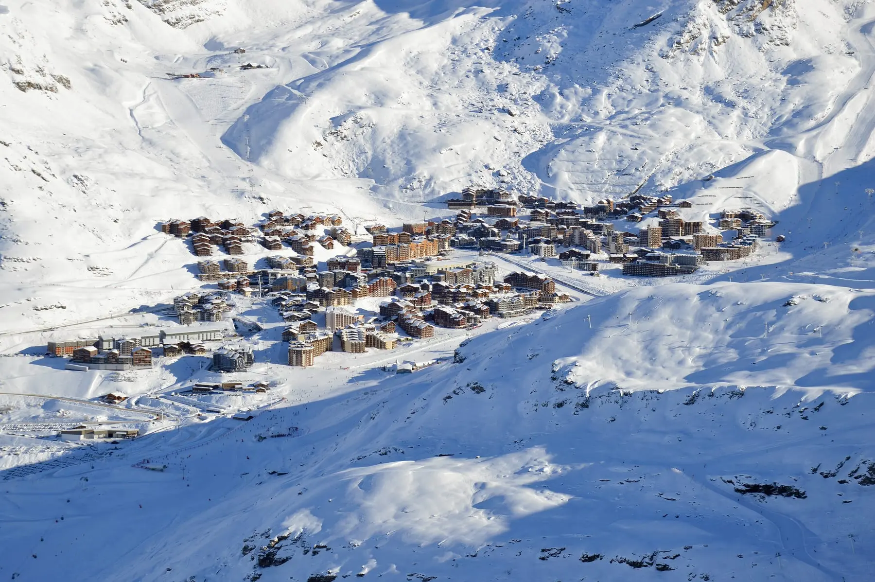 Val Thorens au petit matin, la station posée au fond d’un cirque de sommets enneigés