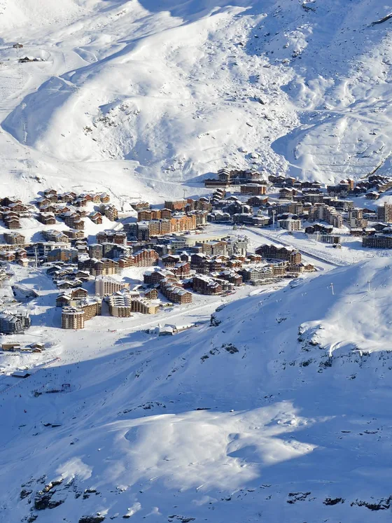 Val Thorens au petit matin, la station posée au fond d’un cirque de sommets enneigés